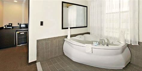 Hotels with jacuzzi in room baltimore - We describe the hotel rooms according to how we understand the information provided by the travel agency and cannot guarantee 100% that the room has the Jacuzzi® brand or another. Because hotel rooms and suites with Jacuzzi® tub or hot tub change frequently, we recommend confirming through the travel agency in charge of booking which type of …